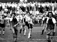 1981-06  1981  Jawor, Parkowa 8, stadion miejski  Mecz  Kuźni Jawor z Zagłebiem Wałbrzych    Pucharowy( Puchar Polski) mecz Kuźnia Jawor Zagłębie Wałbrzych. Zawodnicy Kuźni w ciemnych spodenkach. Od lewej Czesław Unton, Krzysztof Wodecki, Bogdan Szeliga