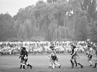 1981-08  1981  Jawor, Parkowa 8, stadion miejski  Mecz  Kuźni Jawor z Zagłebiem Wałbrzych    Pucharowy( Puchar Polski) mecz Kuźnia Jawor Zagłębie Wałbrzych. Zawodnicy Kuźni w ciemnych spodenkach. Od prawej w drugim rzędzie Janusz Wloszczak, Jerzy Krzewiniak ( ciemna koszulka bramkarz )