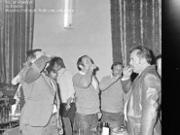 1983-16  1993  Jawor, Klub Technika  Klub sportowy Kuźnia      Spotkanie po awanie do III ligii.   W połowie lat 70 ówczesny dyrektor Zakładów Kuźienniczych Aleksander Pruszkowski przejął klub sportowy Jaworzanka, który przyjął nazwę Kużnia. Na zdjęciu zawodnicy, działacze i symaptycy zespolu piłkarskiego Kuźnia Jawor.
