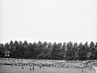 1983-01  1983  Lubin, stadion górniczy  Przed meczem Kuźni Jawor      Mecz Zagłębia Lubin z Grónikiem Wałbrzych. Zwycięską bramkę dla Górnika Wałbrzych  zdobył Leszek Kosowski. Po meczu Zagłebia i Górnika wystąpiła  Kuźnia Jawor i Zagłebie II Lubin.