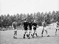 1983-08  1983  Lubin, stadion górniczy  IV liga mecz Zagłębie II Lubin, Kuźnia Jawor       Mecz wygrany dla Kuźni Jawor. Wynik 4:1  Od lewej Michał Lenkiewicz, sędziowie , Adam Miłoń, Leszek Stępień.