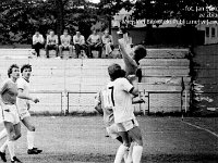 1983-32  1983  Lubin, stadion górniczy  IV liga mecz Zagłębie II Lubin, Kuźnia Jawor     Mecz wygrany dla Kuźni Jawor. Wynik 4:1.   Od lewej Zygfryd Borkowski. Interwenjuje bramkarz Henryk Kasprzak.