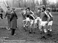 1986-87 02  1986/1987  Jawor, ul. Parkowa 8, stadion miejski  Mecz Kuźni Jawor    Zawodnicy Kuźni Jawor w ciemnych koszulkach Na zdjęciu trener Waldemar Wójcicki  Od lewej Henryk Kasprzak, Marek Grzęda, Andrzej Skowron, (..), (..), (..), (..), Janusz Włoszczak, Marek Nieć, Ireneusz Skulski
