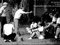 1986-87 05  1986  Jawor, ul. Parkowa 8, stadion miejski  Mecz ligowy Kuźni Jawor      Przerwa meczu.Od lewej stoi Henryk Dulik asystent trenera, Waldemar Wójcicki trener , Sławomir Bliskowski, Adam Gabryś, Hemnryk Kasprzak, Andrzej Ignatiuk, Jarosław Sitko
