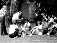 1986-87 08  1986  Jawor, ul. Parkowa 8, stadion miejski  Mecz ligowy Kuźni Jawor      Stoją Henryk Dulik asystent trenera, Waldemar Wójcicki trener, Marek Grzęda bramkarz, siedzą od lewej Sławek Bliskowski, Adam Gabryś, Hemnryk Kasprzak, Andrzej Ignatiuk, Krzysztof Ziemba, za nim Marek Nieć, Jarosław Sitko, Leszek Stępień.