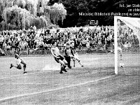 1986-87 15  1986/87  Jawor, ul. Parkowa 8, stadion miejski  Mecz trzecioligowy Kuźni Jawor      Zawodnicy Kuźni Jawor w ciemnych spodenkach.