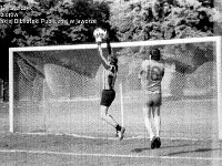 1986-87 18  1986/87  Jawor, ul. Parkowa 8, stadion miejski  Mecz trzecioligowy Kuźni Jawor      Zawodnicy Kuźni Jawor w ciemnych spodenkach.