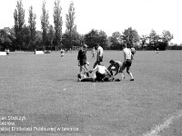 1986-87 24  1986/1987  Jawor, ul. Parkowa 8, stadion miejski  Mecz  Kuźni Jawor w III lidze      Zawodnicy Kuźni Jawor w jasnych spodenkach.