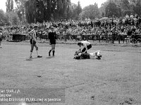 1986-87 25  1986/1987  Jawor, ul. Parkowa 8, stadion miejski  Mecz  Kuźni Jawor w III lidze      Zawodnicy Kuźni Jawor w jasnych spodenkach.