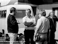 198x-02  198x  Jawor,  Turniej Oldboys.     Turniej Oldboys organizowany przez związki zawodowe Kuźni.  Działacze. Drugi od lewej  Lesław Nowak.tyłem w okularach stoi Marian Nawrocki dyrektor ZK i MR, Rudolf Kobieluch oparty o auto.