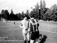 198x-05  198x  Jawor,  Turniej Oldboys.     Turniej Oldboys organizowany przez związki zawodowe Kuźni.   Na zdjęciu od prawej tyłem Bogusław Kopeć bramkarz i Michał Lenkiewicz.