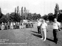 198y-04  Lata osiemdziesiate  Jawor, ul. Parkowa 8, stadion miejski  Mistrzostwa jaworskich zakładów pracy w piłce nożnej    Stoją od prawej przewodniczący związków zawodowych Leszek Nowak ( z lewej), Marian Nawrocki dyrektor ZK i MR , członek  Międzyzakładowego Robotniczego Klubu Sportowego Kuźnia Jerzy Juracki