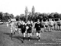 198y-05  Lata osiemdziesiate  Jawor, ul. Parkowa 8, stadion miejski  Mistrzostwa jaworskich zakładów pracy w piłce nożnej    Zawodnicy ZK i MR. Po lewej stronie reprezentanci Zakładów Kuzienniczch i Maszyn Rolniczych  Michał Lenkiewicz kapitan, Bogusław Kopeć bramkarz.