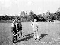 198y-06  Lata osiemdziesiate  Jawor, ul. Parkowa 8, stadion miejski  Mistrzostwa jaworskich zakładów pracy w piłce nożnej    Na zdjeciu od prawej Marian Szarek, Bogusław Kopeć bramkarz, Andrzej Skowron