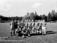 198y-08  Lata osiemdziesiate  Jawor, ul. Parkowa 8, stadion miejski  Mistrzostwa jaworskich zakładów pracy w piłce nożnej    Drużyna Zakłdów Kuźienniczych i Maszyn Rolniczych od lewej stoją. Michał Lenkiewicz, Bogusław Kopeć, Andrzej Kuźnia , Andrzej Skowron, Marian Nawrocki dyrekto ZK i MR,(..), Jerzy Waligóra, Czesław Unton, Adam Chwiałkowski, Zbigmniew Jakimowicz, Zygmunt Gołębiowski, Jan Gul, Jan Wojtoń  W drugim rzędzie od lewej Marian Szarek, Henryk Dulik, Ryszard Gerc, Leszek Dulat, Henryk Boczkowski