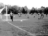1991-03  październik 1991  Jawor, Parkowa 8, stadion miejski  Mecz Kuźnia Jawor Piast Nowa Ruda      Mecz III ligi Kuźnia Jawor - Piast Nowa Ruda z października 1991 roku. Zawodnicy Kuźni Jawor w ciemnych strojach. Bramkarz Jarosław Mordal Kuźnia Jawor.