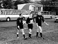 1991-06  październik 1991  Jawor, Parkowa 8, stadion miejski  Mecz Kuźnia Jawor Piast Nowa Ruda      Mecz III ligi Kuźnia Jawor - Piast Nowa Ruda z października 1991 roku. Zawodnicy Kuźni Jawor w ciemnych strojach.   Sędziowie