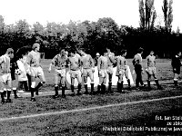 1991-07  październik 1991  Jawor, Parkowa 8, stadion miejski  Mecz Kuźnia Jawor Piast Nowa Ruda      Mecz III ligi Kuźnia Jawor - Piast Nowa Ruda z października 1991 roku. Zawodnicy Kuźni Jawor w ciemnych strojach.