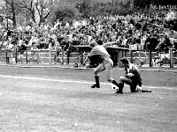 1991-10  październik 1991  Jawor, Parkowa 8, stadion miejski  Mecz Kuźnia Jawor Piast Nowa Ruda      Mecz III ligi Kuźnia Jawor - Piast Nowa Ruda z października 1991 roku. Zawodnicy Kuźni Jawor w ciemnych strojach. Od prawej Norbert Olanin.