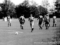1991-11  październik 1991  Jawor, Parkowa 8, stadion miejski  Mecz Kuźnia Jawor Piast Nowa Ruda      Mecz III ligi Kuźnia Jawor - Piast Nowa Ruda z października 1991 roku. Zawodnicy Kuźni Jawor w ciemnych strojach.