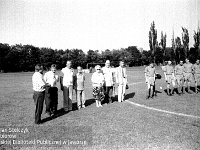 1993-07  14 sierpnia 1993  Jawor, Parkowa 8, stadion miejski  Mecz Kuźnia Jawor Polonia Świdnica      Wynik meczu 0:0.  Podziękowania za długoletnią pracę w jaworskim sporcie dla Mieczysława Bieniusiewicza.   Od lewej Andrzej Chrynowski prezes Sportowegu Klubu Kuźni Jawor, Mieczysław  Bieniusiewicz,(..),Jan Walczyński były piłkarz i trener jaworskich piłkarzy,(..), Mieczysław Kładziński, Edmund Protokowicz.  Zawodnicy Sławomir Łukasik, Sławomir Brzyk, Krysztof Ziemba, (..), bokiem Wojciech Zbróg