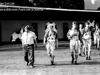 1993-03  1993  Jawor, Parkowa 8, stadion miejski.  mecz Kuźnia Jawor, Piława.      Tuniej piłkarski organizowany przez przez Gazetę Jaworską. Od lewej Mieczysław Bieniusiewicz, Ireneusz Skulski, Norbert Olanin, Krzysztof  Ziemba, Wojciech Zbróg, Jarosław Sitko