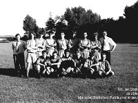 1994-03  1994  Jawor, Parkowa 3, stadion miejski  Mecz Kuźnia Jawor, Moto Jelcz Oława      Od lewej Mieczysław Bieniusiewicz, Adam Haczkiewicz, Wojtek Zbróg, Hubert Łukasik, Sławek Brzyk,Rafał Majka, Marek Nieć, Ireneusz Skulski,  Od lewej siedzą Piotyr Smyk, Sławek Łukasik, Piotr Mikuła, Mariusz Bajek, Stanisław Chłopek, Marek Przerywacz  Z prawej stoi kieriwnik drużyny Stanisław Gierasimowicz