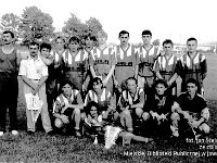 1994-23  1994  Jwor, Parkowa 8, stadion miejski  II Międzynarodowy Turniej Piłkarski o puchar  Burmistrza m. Jawora i Ziemi Jaworsko-Bolkowskiej    Turniej zawodników do lat 18. W rozgrywkach zaplanowano udział zawodników z Francji(A.S. Maroeuill), Czech ( reprezentacja okręgu Nachod), Chrobry Głogów, Amico Lubin, Ślęza Wrocław, reprezentacja juniorów byłego powiatu jaworsjiegooraz gospodarze Kuźnia ŚJawor. Wygrali juniorzy klasy międzyokręgowej jaworskiej Kużni pod wodzą trenera Zbigniewa Bieli.   Na zdjęciu od lewej Zbigniew Biela, kierownik drużyny Jerzy Stańczak, stoją Piotr Małek, Kamil Karczewski, Andrzej Paździor, Rafał Majka, (..), Stanisław Chłopek, Andrzej Skowron, Rafał Góral, Stanisław Tymofiejczyk, siedzą od prawej Radosław Zysnarski, Paweł Folc, Samborski, Stawiartski, Krzysztof Gmyz, leży Mirosław Jarząb.