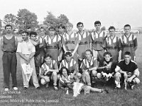 1994-24  1994  Jwor, Parkowa 8, stadion miejski  II Międzynarodowy Turniej Piłkarski o puchar  Burmistrza m. Jawora i Ziemi Jaworsko-Bolkowskiej    Turniej zawodników do lat 18. W rozgrywkach zaplanowano udział zawodników z Francji(A.S. Maroeuill), Czech ( reprezentacja okręgu Nachod), Chrobry Głogów, Amico Lubin, Ślęza Wrocław, reprezentacja juniorów byłego powiatu jaworsjiegooraz gospodarze Kuźnia ŚJawor. Wygrali juniorzy klasy międzyokręgowej jaworskiej Kużni pod wodzą trenera Zbigniewa Bieli.  Na zdjęciu od lewej Zbigniew Biela, kierownik drużyny Jerzy Stańczak, stoją Piotr Małek, Kamil Karczewski, Andrzej Paździor, Rafał Majka, (..), Stanisław Chłopek, Andrzej Skowron, Rafał Góral, Stanisław Tymofiejczyk, siedzą od prawej Radosław Zysnarski, Paweł Folc, Damian Samborski, Paweł  Stawiarski, Krzysztof Gmyz, leży (..) Jaroszewski.