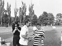 1994-27  1994  Jwor, Parkowa 8, stadion miejski  II Międzynarodowy Turniej Piłkarski o puchar  Burmistrza m. Jawora i Ziemi Jaworsko-Bolkowskiej    Turniej zawodników do lat 18. W rozgrywkach zaplanowano udział zawodników z Francji(A.S. Maroeuill), Czech ( reprezentacja okręgu Nachod), Chrobry Głogów, Amico Lubin, Ślęza Wrocław, reprezentacja juniorów byłego powiatu jaworsjiegooraz gospodarze Kuźnia ŚJawor. Wygrali juniorzy klasy międzyokręgowej jaworskiej Kużni pod wodzą trenera Zbigniewa Bieli.  Na zdjęciu  w centrum Stanisław Gierasimowicz