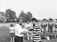 1994-28  1994  Jwor, Parkowa 8, stadion miejski  II Międzynarodowy Turniej Piłkarski o puchar  Burmistrza m. Jawora i Ziemi Jaworsko-Bolkowskiej    Turniej zawodników do lat 18. W rozgrywkach zaplanowano udział zawodników z Francji(A.S. Maroeuill), Czech ( reprezentacja okręgu Nachod), Chrobry Głogów, Amico Lubin, Ślęza Wrocław, reprezentacja juniorów byłego powiatu jaworsjiegooraz gospodarze Kuźnia ŚJawor. Wygrali juniorzy klasy międzyokręgowej jaworskiej Kużni pod wodzą trenera Zbigniewa Bieli.  Andrzej Chrynowski prezes Klubu Kuźnia Jawor wręcza nagrodę