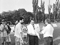 1994-30  1994  Jwor, Parkowa 8, stadion miejski  II Międzynarodowy Turniej Piłkarski o puchar  Burmistrza m. Jawora i Ziemi Jaworsko-Bolkowskiej    Turniej zawodników do lat 18. W rozgrywkach zaplanowano udział zawodników z Francji(A.S. Maroeuill), Czech ( reprezentacja okręgu Nachod), Chrobry Głogów, Amico Lubin, Ślęza Wrocław, reprezentacja juniorów byłego powiatu jaworsjiegooraz gospodarze Kuźnia ŚJawor. Wygrali juniorzy klasy międzyokręgowej jaworskiej Kużni pod wodzą trenera Zbigniewa Bieli.  Andrzej Chrynowski  pierwszy z prawej prezes Klubu Kuźnia Jawor wręcza nagrodę.