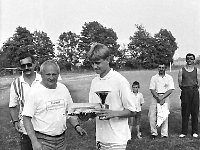 1994-31  1994  Jwor, Parkowa 8, stadion miejski  II Międzynarodowy Turniej Piłkarski o puchar  Burmistrza m. Jawora i Ziemi Jaworsko-Bolkowskiej    Turniej zawodników do lat 18. W rozgrywkach zaplanowano udział zawodników z Francji(A.S. Maroeuill), Czech ( reprezentacja okręgu Nachod), Chrobry Głogów, Amico Lubin, Ślęza Wrocław, reprezentacja juniorów byłego powiatu jaworsjiegooraz gospodarze Kuźnia ŚJawor. Wygrali juniorzy klasy międzyokręgowej jaworskiej Kużni pod wodzą trenera Zbigniewa Bieli.  Na zdjęciu od lewej Stanisław Gierasimowicz, Henryk Łukasik ( ojciec zawodników )  piłkarz.
