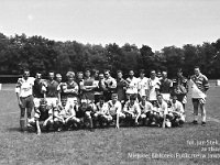 199x-03  1990?  Jawor, ul. Parkowa 8 , stadion miejski  Międzynarodowy Turniej Seniorów      Międzynarodowy Turniej Seniorów organizowany przez Miedzyzakładowy Robotniczy Klub Sportowy  Kuźnia Jawor.   Na zdjeciu uczestnicy turnieju.