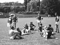 199x-10  1990?  Jawor, ul. Parkowa 8 , stadion miejski  Międzynarodowy Turniej Seniorów      Międzynarodowy Turniej Seniorów organizowany przez Miedzyzakładowy Robotniczy Klub Sportowy  Kuźnia Jawor.  Od lewej stoją Ireneusz Skulski, Norbert Olanin,Dariusz Brzyk, Marek Nieć, siedzą od lewej Krzysztof Ziemba, Marek Przerywacz, Adam Haczkiewicz, Henryk Kasprzak, (..), Sławomir Łukasik, Roman Szeliga