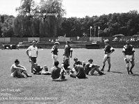 199x-11  1990?  Jawor, ul. Parkowa 8 , stadion miejski  Międzynarodowy Turniej Seniorów      Międzynarodowy Turniej Seniorów organizowany przez Miedzyzakładowy Robotniczy Klub Sportowy  Kuźnia Jawor.   Od lewej stoją Mieczysław Bieniusiewicz, Ireneusz Skulski, Norbert Olanin, Dariusz Brzyk, Marek Nieć. Siedza  od lewej Krzysztof Ziemba, Marek Przerywacz, Roman Szeliga ( tyłem), Adam Haczkiewicz, Henryk Kasprzak, (..),