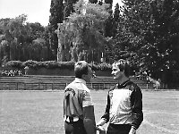 199x-16  1990?  Jawor, ul. Parkowa 8 , stadion miejski  Międzynarodowy Turniej Seniorów      Międzynarodowy Turniej Seniorów organizowany przez Miedzyzakładowy Robotniczy Klub Sportowy  Kuźnia Jawor.  Na zdjęciu od lewej Jarosław Mordal, Henryk Kasprzak.