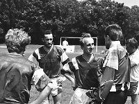 199x-19  1990?  Jawor, ul. Parkowa 8 , stadion miejski  Międzynarodowy Turniej Seniorów      Międzynarodowy Turniej Seniorów organizowany przez Miedzyzakładowy Robotniczy Klub Sportowy  Kuźnia Jawor.  Od lewej przodem Marek Nieć, Marek Przerywacz, tyłem Jarosław Mordal.