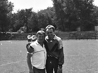 199x-22  1990?  Jawor, ul. Parkowa 8 , stadion miejski  Międzynarodowy Turniej Seniorów      Międzynarodowy Turniej Seniorów organizowany przez Miedzyzakładowy Robotniczy Klub Sportowy  Kuźnia Jawor.  Od lewej Mieczysław Bieniusiewicz, Jarosław Mordal