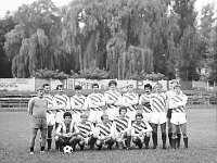 Z-03  1981  Jawor, Parkowa 8, stadion miejski  Drużyna Kuźni Jawor 5-go lipca 1981 roku, po barażach z Grunwaldem Halemba (Ruda Śląska), wywalczyła drugi w historii awans do III ligi (po 1947 roku)    Na zdjęciu stoją od lewej w górnym rzędzie: Mieczysław Bieniusiewcz (trener), Zbigniew Biela, Janusz Rybicki, Jan Włoszczak, Janusz Drabik, Krzysztof Wodecki, Henryk Dulik, Ryszard Huber, Andrzej Skowron, Marek Grzęda, Zbigniew Lechowicz  Na zdjęciu stoją od lewej w dolnym rzędzie: Jerzy Krzewiniak, Andrzej Szczechura, Janusz Szmajda, Piotr Rybicki, Bogdan Szeliga  Na fotografii nieobecni są: Michał Tomczyszyn, Waldemar Ościak, Czesław Unton, Leszek Kostrzębski, Andrzej Stryjak, Leszek Stępień, Janusz Szmajda, Zenon Baranek.