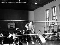 1985-02  maj ?1985 r.  Jawor, ul. Kościuszki 8.  I liceum Ogólnokształcące im. Księcia Bolka I   Klub Sportowy "Transportowiec" przy OZTi MD w Jaworze.       Jeden z meczów  jaworskiego turnieju eliminacyjnego do ligi makroregionu dolnośląskiego. Krzysztof Karwecki  atak. Rozgrzewka przed meczem.