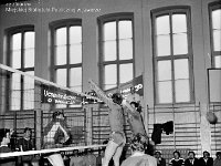 1985-05  maj ?1985 r.  Jawor, ul. Kościuszki 8.  I liceum Ogólnokształcące im. Księcia Bolka I   Klub Sportowy "Transportowiec" przy OZTi MD w Jaworze.      Jeden z meczów  jaworskiego turnieju eliminacyjnego do ligi makroregionu dolnośląskiego.