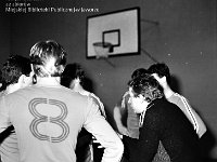 1985-06  maj ?1985 r.  Jawor, ul. Kościuszki 8.  I liceum Ogólnokształcące im. Księcia Bolka I   Klub Sportowy "Transportowiec" przy OZTi MD w Jaworze.      Jeden z meczów  jaworskiego turnieju eliminacyjnego do ligi makroregionu dolnośląskiego. Na zdjęciu od prawej  trener Leszek Chrzanowski - z prawej  z numerem 8 Ryszard Skwarek tyłem..