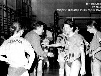 1996-02  1996 r.  Jawor, Plac Bankowy 1.Szkoła Podstawowa nr 2, sala gimnastyczna  Klub Sportowy Olimpia      Katarzyna Niemczyk w centrum.
