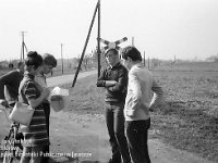 1971-02  1971  Grzegorzów, strzelnica Ligii Ochrony Kraju  Zawody strzeleckie    W drodze do lasku Grzegorzowskiego na strzelnicę.