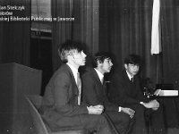1971-18  1971  Grzegorzów, strzelnica Ligii Ochrony Kraju  Zawody strzeleckie      W oczekiwaniu na wręczenie nagród.