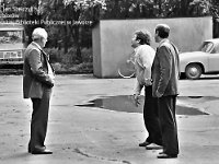 1987-14  1987 r.  Grzegorzów. Strzelnica Ligii Ochrony Kraju  Zawody strzeleckie     Od lewej Jan Białek naczelnik, Józef Noworól dyrektor Jaworskiego Ośrodka Kultury