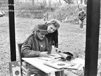 1992-14  październik  1992 r.  Grzegorzów. Strzelnica Ligii Obrony Kraju  Międzyzakładowe zawody strzeleckie      Od prawej Aldona Bering, Piotr Zieliński