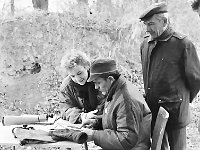 1992-15  październik  1992 r.  Grzegorzów. Strzelnica Ligii Obrony Kraju  Międzyzakładowe zawody strzeleckie      Przy stole siedzi Piotr Zieliński, Aldona Bering. Stoi Tadeusz Caban