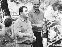1993-13  10  lipca 1993 r.  Grzegorzów. Strzelnica LOK  Zawody      Zawody strzeleckie zorganizowane przez Komendę Rejonową Policji w Jaworze.  Zawody w strzelaniu z pistoletu wz 33, startowały drużyny składające się z pracowników instytucji i zakładów jaworskiche  Z lewej Piotr Wątrucki, Bogusław W?giel - burmistrz Jawora w latach 1990 - 1998 .